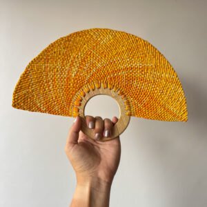 Abanico Clásico con Mango de Madera