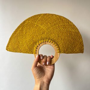 Abanico Clásico con Mango de Madera