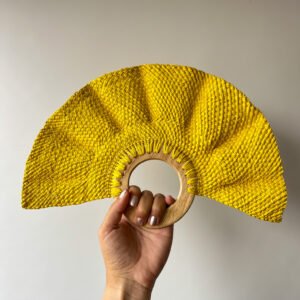 Abanico Clásico con Mango de Madera