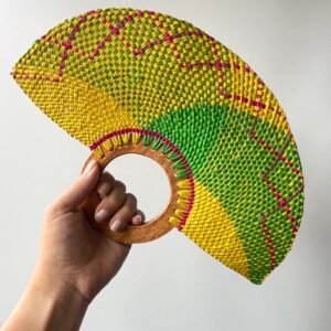 Abanico Clásico con Mango de Madera