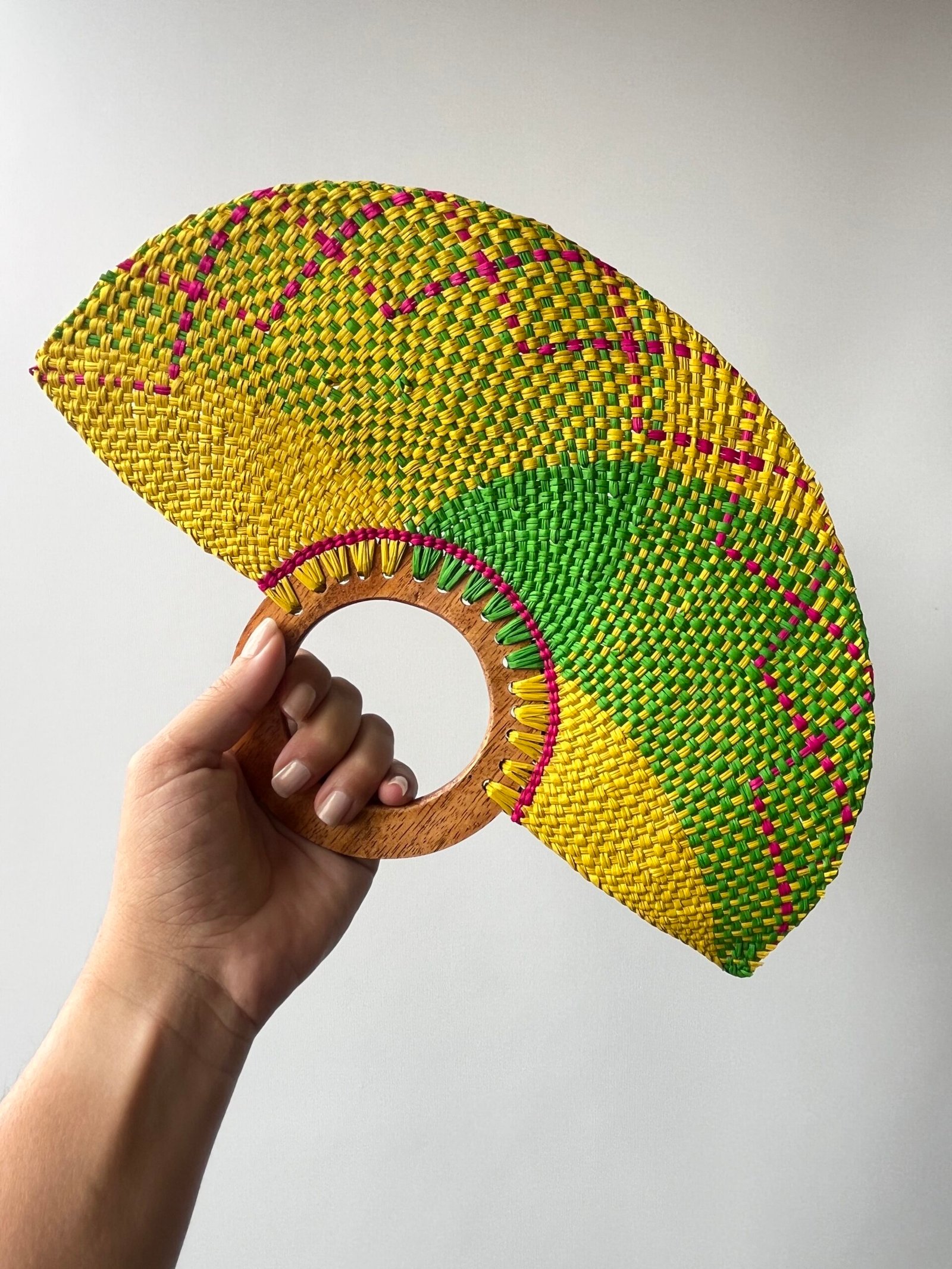 Abanico Clásico con Mango de Madera