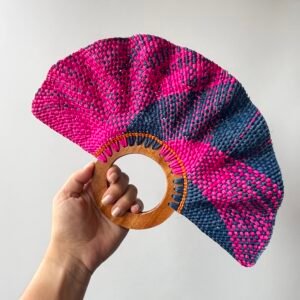 Abanico Clásico con Mango de Madera