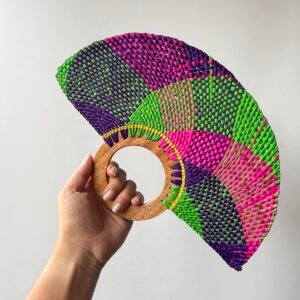 Abanico Clásico con Mango de Madera