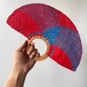 Abanico Clásico con Mango de Madera