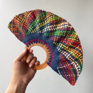 Abanico Clásico con Mango de Madera